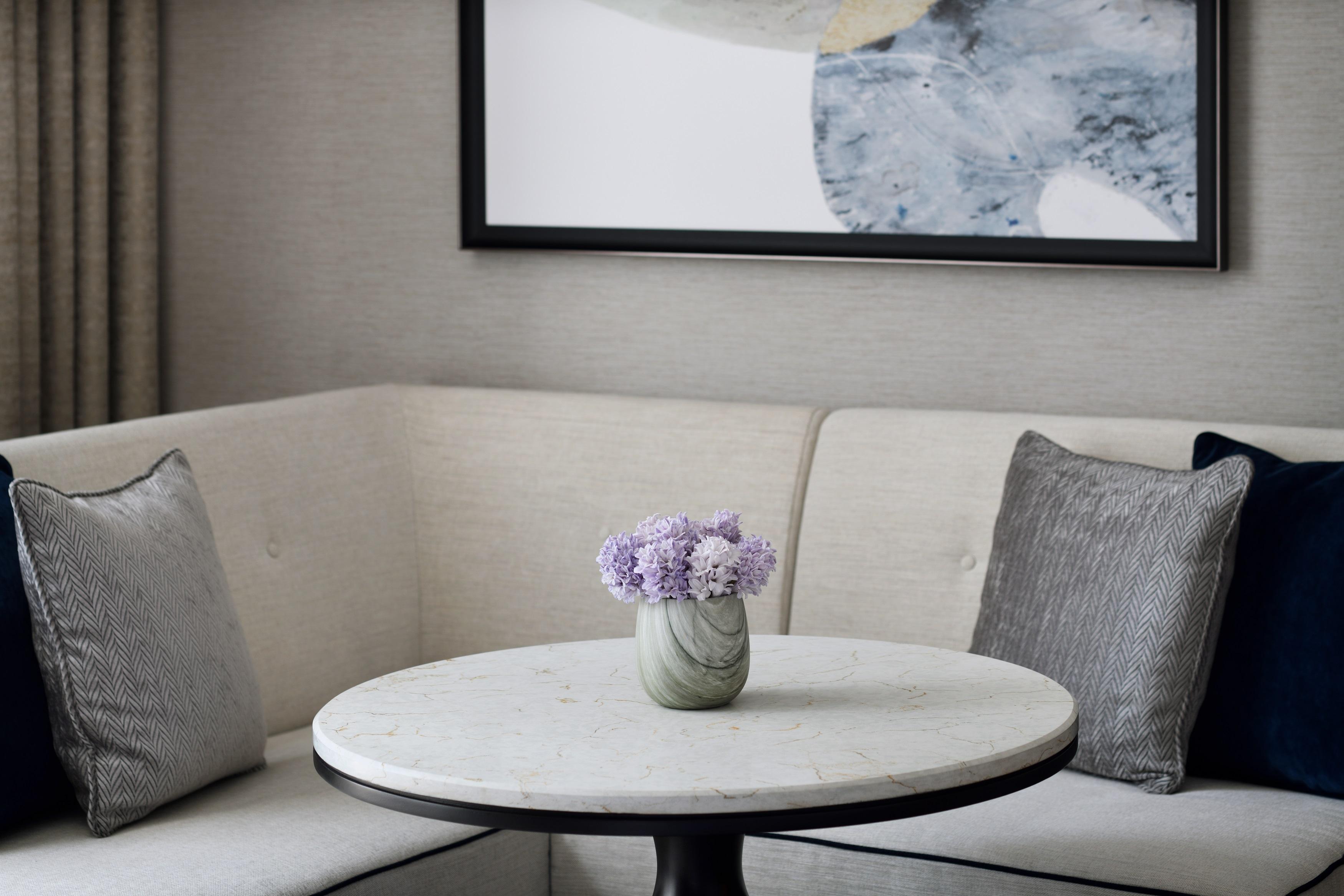 Address Downtown Hotel Dubai Luaran gambar A marble table