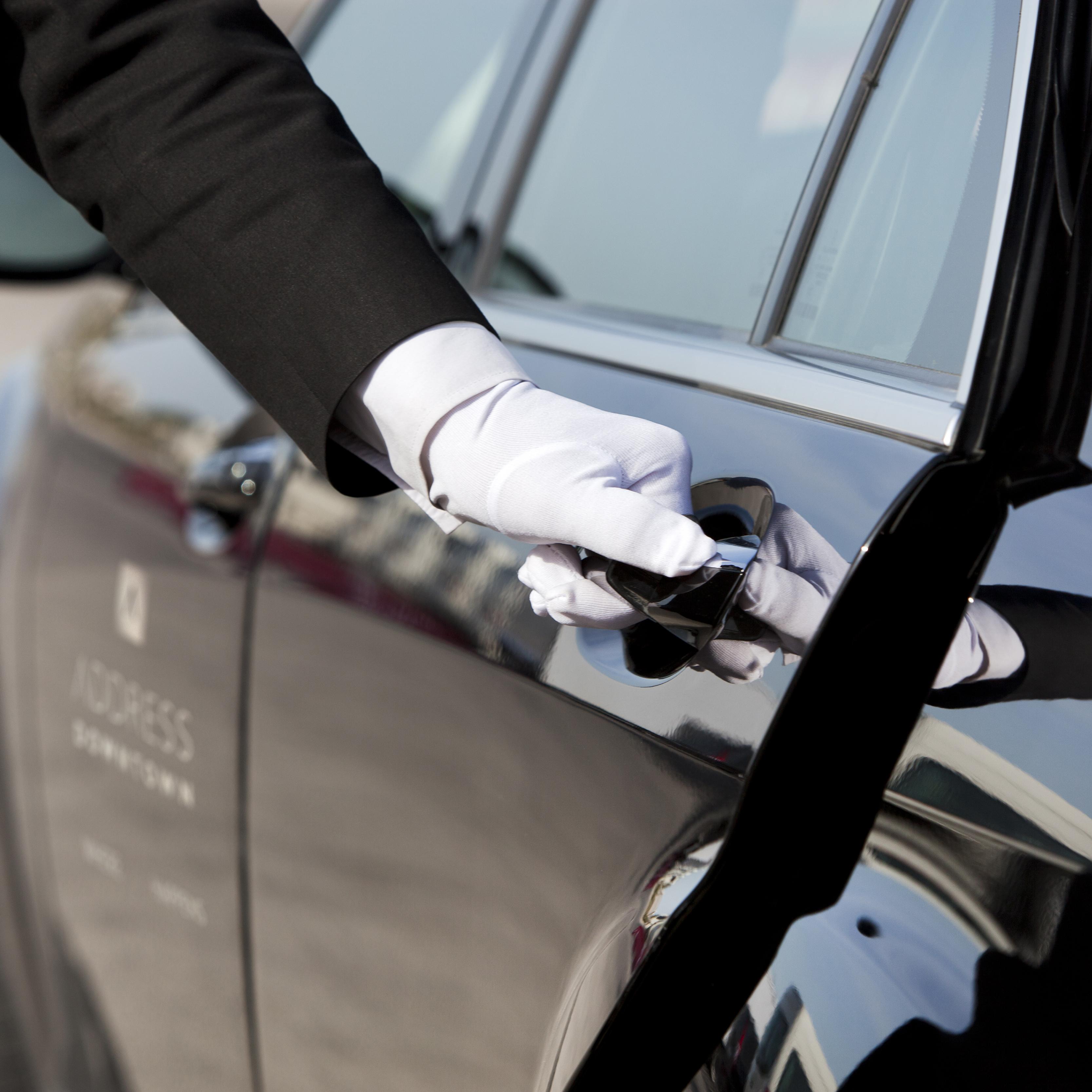 Address Downtown Hotel Dubai Luaran gambar A chauffeur opening a car door