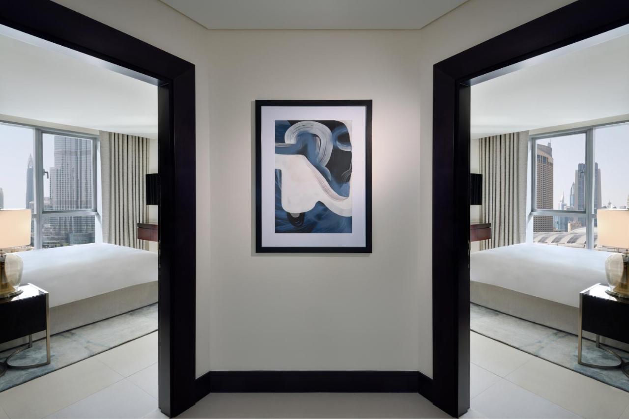 Address Downtown Hotel Dubai Luaran gambar Artwork by Michael Mcintyre